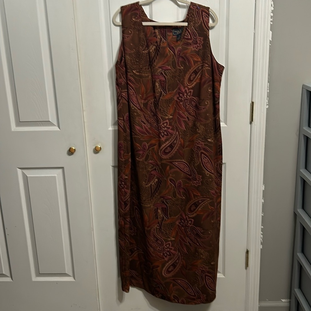 Laura Scott woman. Dress. Maxi length. Sleeveless. Size 20W